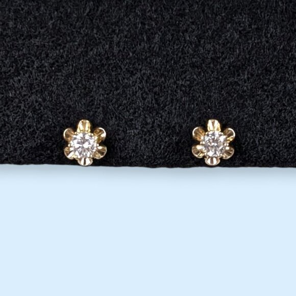 V. 14k Gold 0.5 Carat Diamond Stud Earrings - Picture 5 of 9